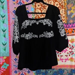 NEW SAVANNA JANE Black Polyester Boho Blouse with White Embroidery Size Small